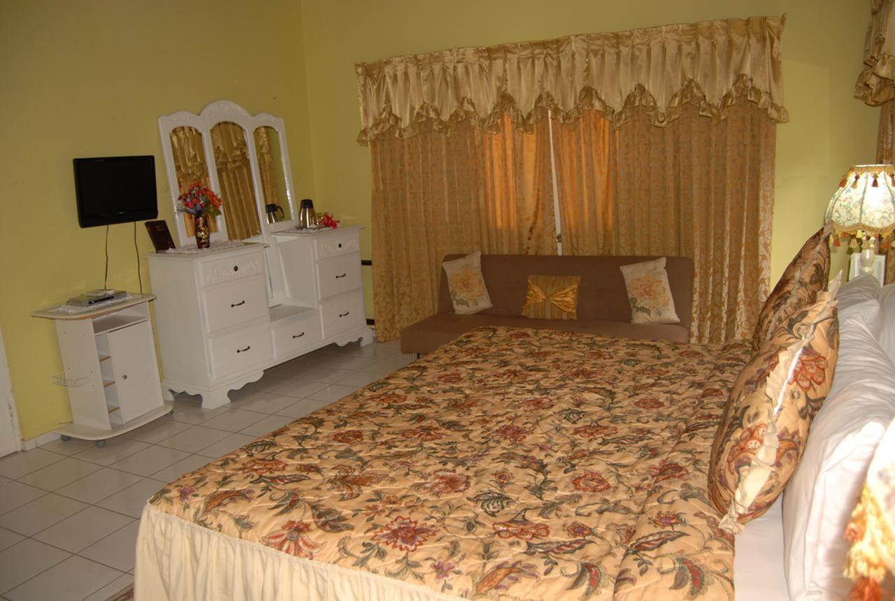 Pink Hibiscus Bed And Breakfast Montego Bay Zewnętrze zdjęcie